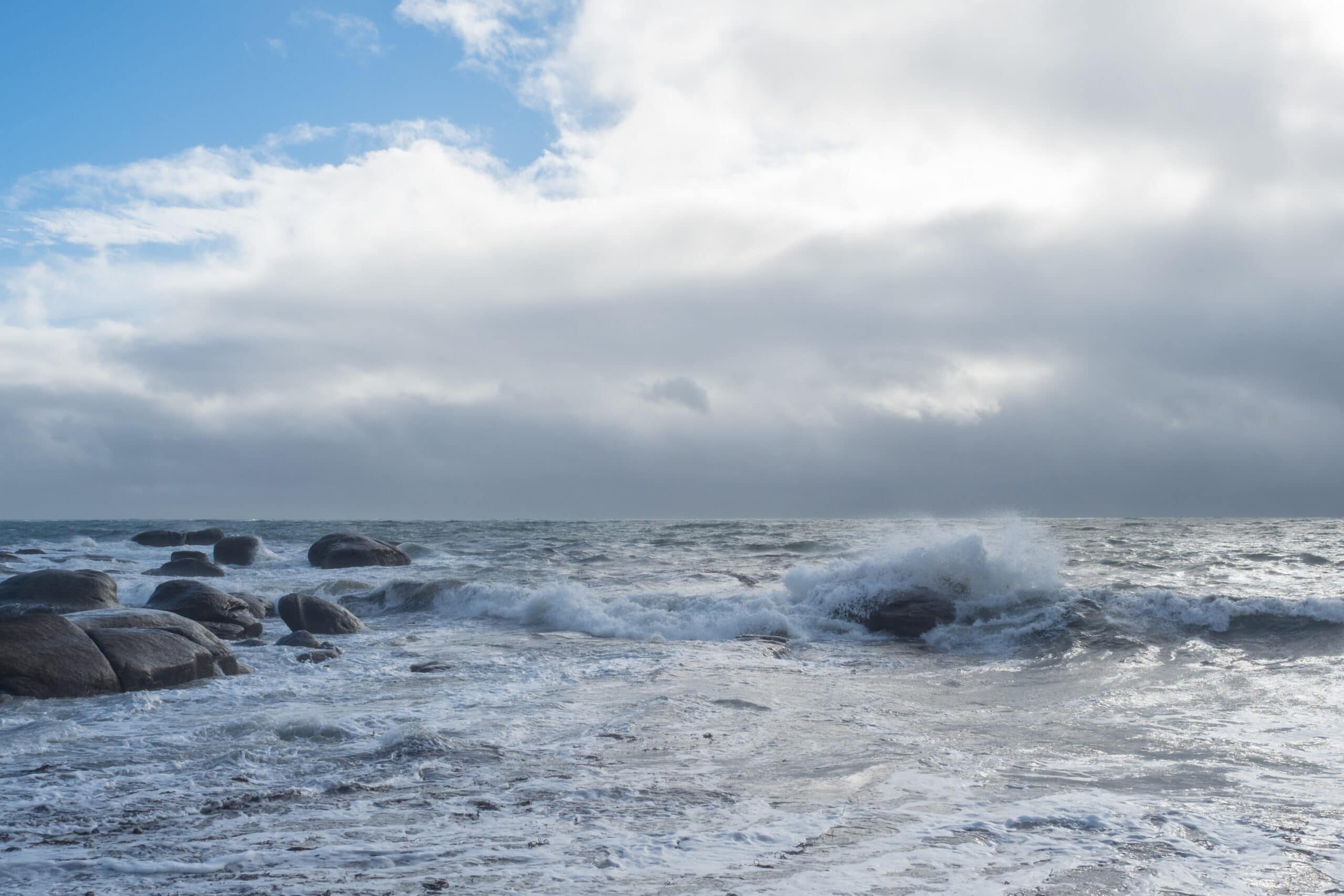 Die Wellen brechen 20231018 164543 Concarneau scaled