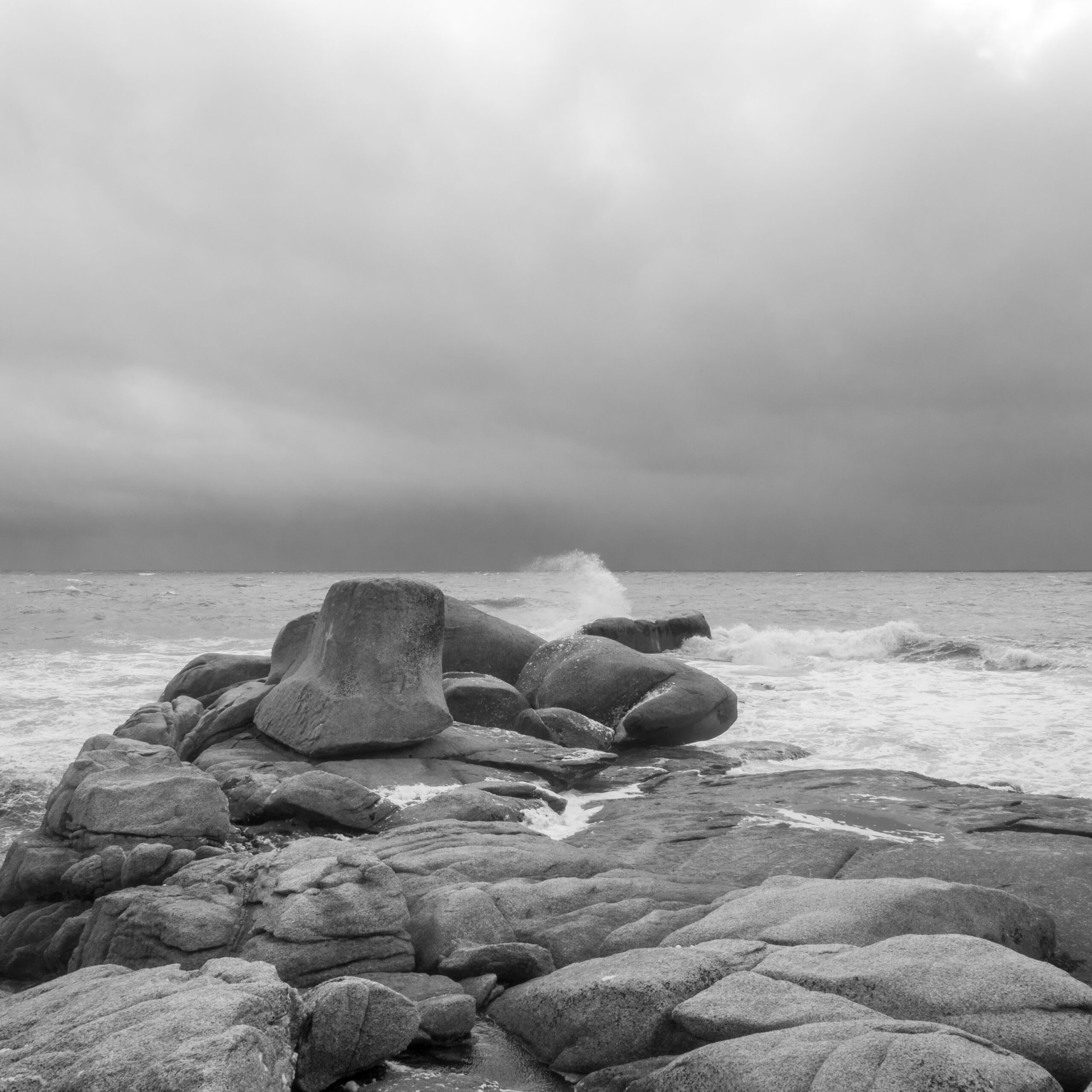 Sturm in schwarz-weiß 20231018 165014 Concarneau scaled